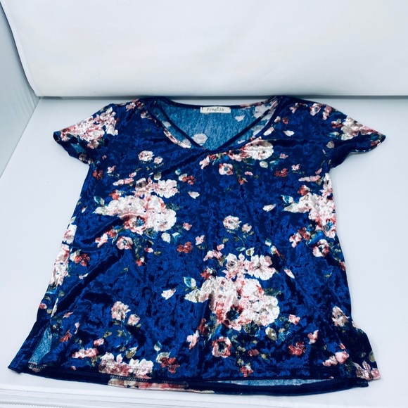 Gorgeous Velvet Floral Top**Med. - Picture 3 of 4